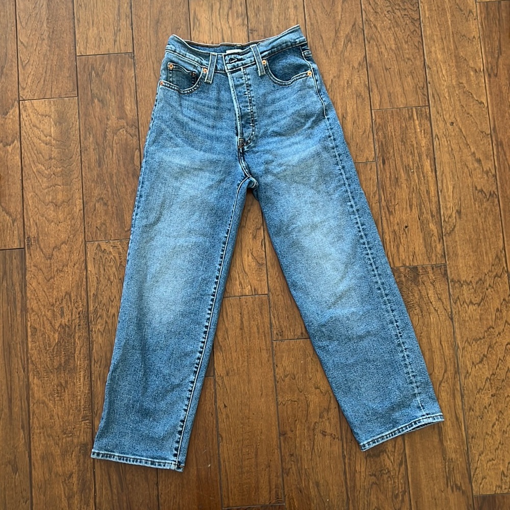 Woman’s rib cage straight ankle Levi’s